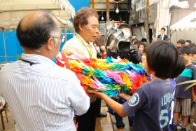 千羽鶴を贈呈
